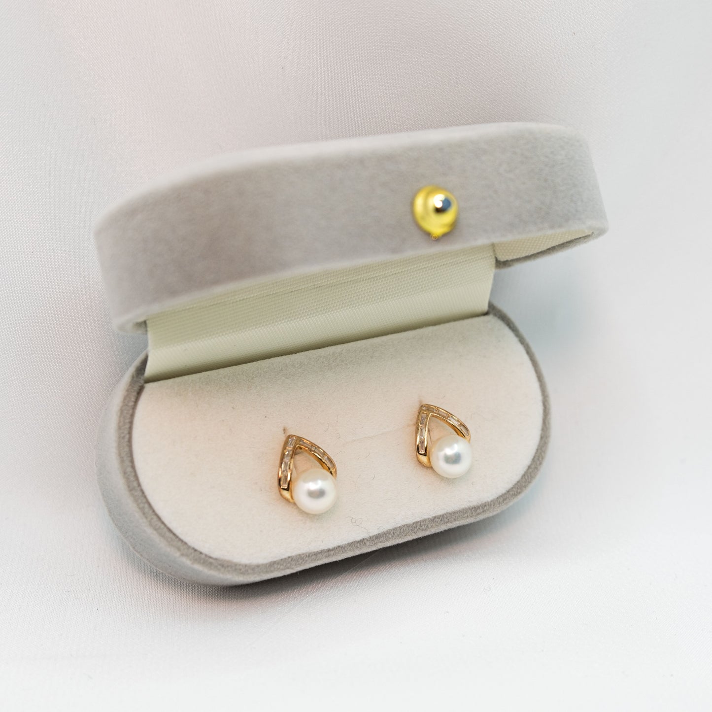 "Clam" 6.5mm - 7mm Freshwater Pearl Earring