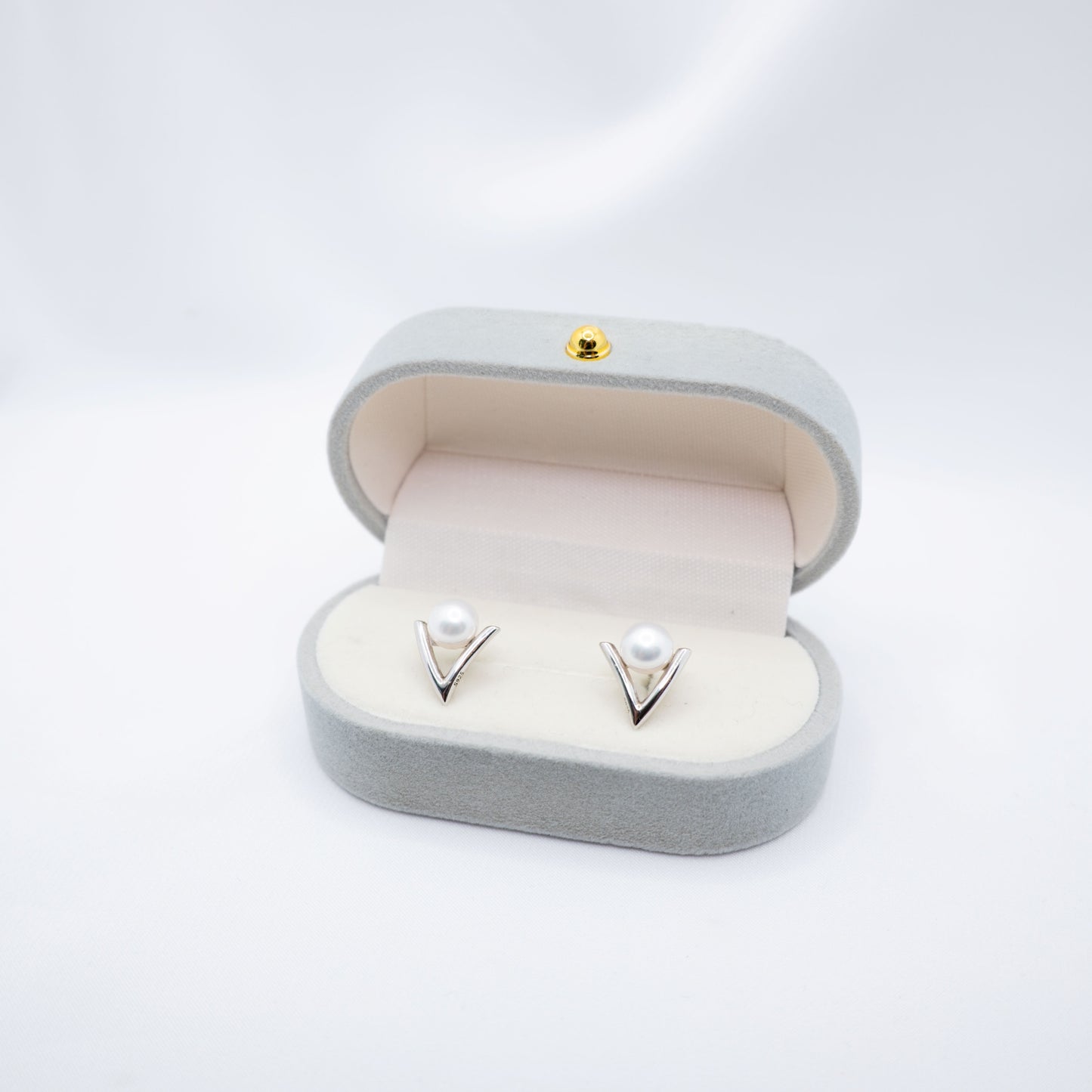 "V for Vedis" Freshwater Pearl Earring 6.5mm - 7mm