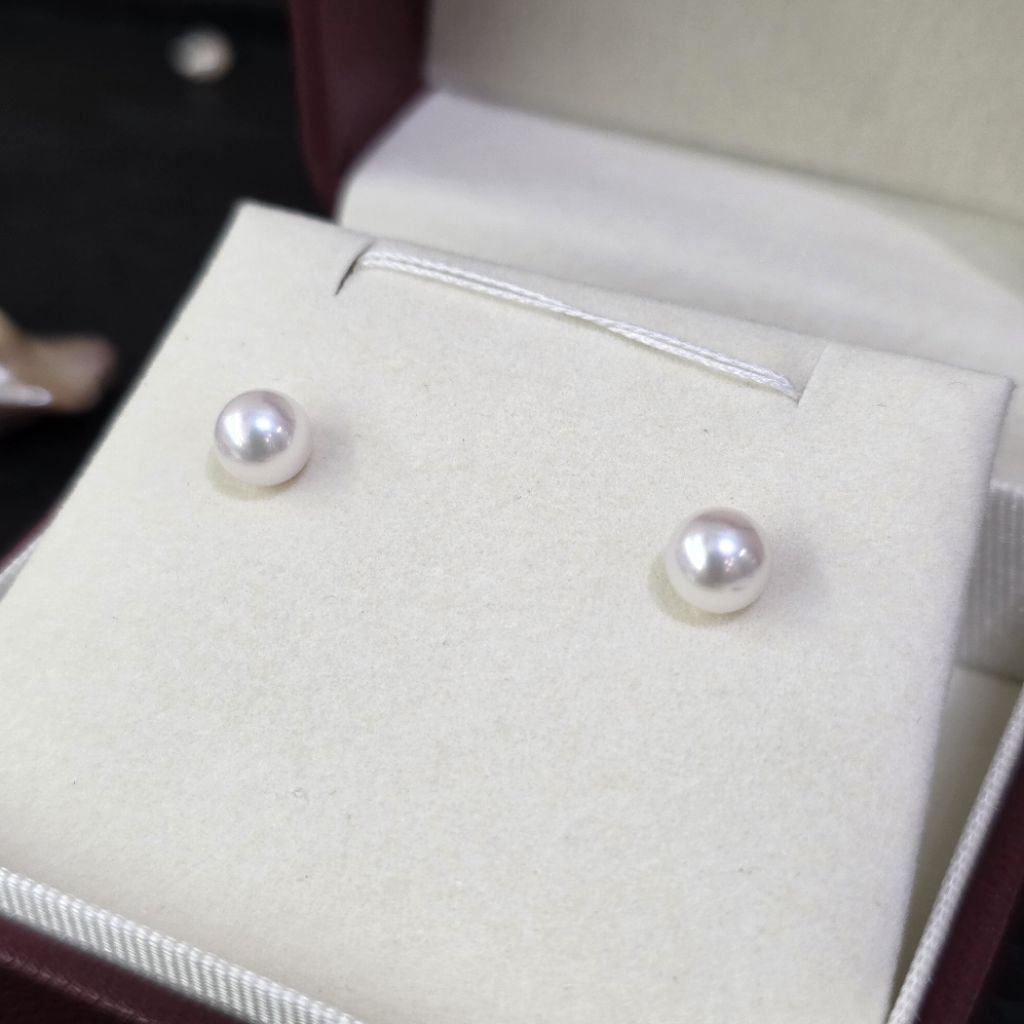 "AU750 Sphere" 6-6.5mm Premium Sea Pearl Ear Studs