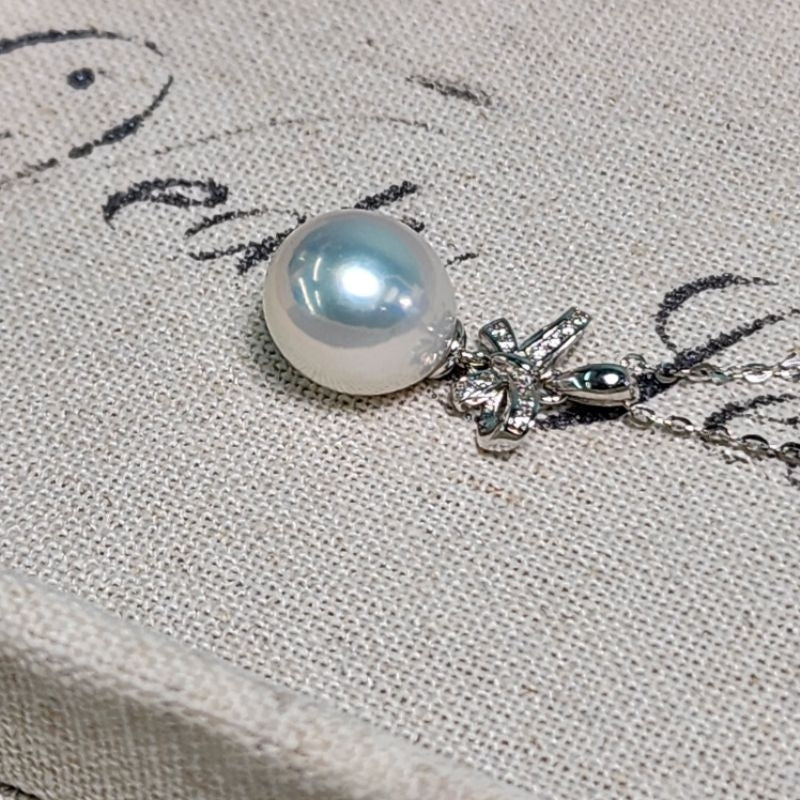 "Elegant Bow" Freshwater Pearl 10mm-11mm Necklace