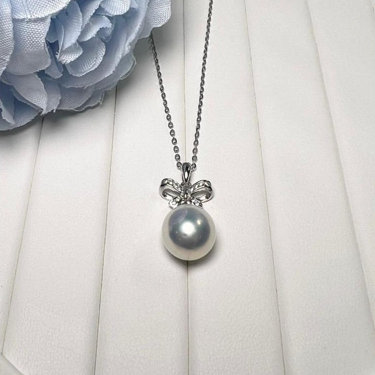 "Elegant Bow" Freshwater Pearl 10mm-11mm Necklace