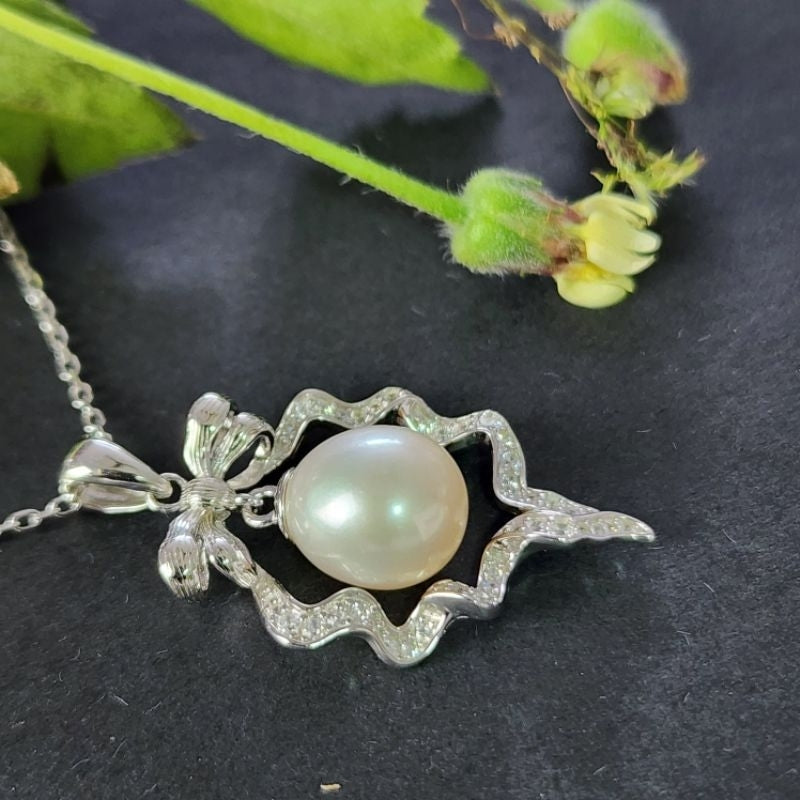 "Empire Awl" 8.5mm - 9mm Freshwater Pearl Necklace