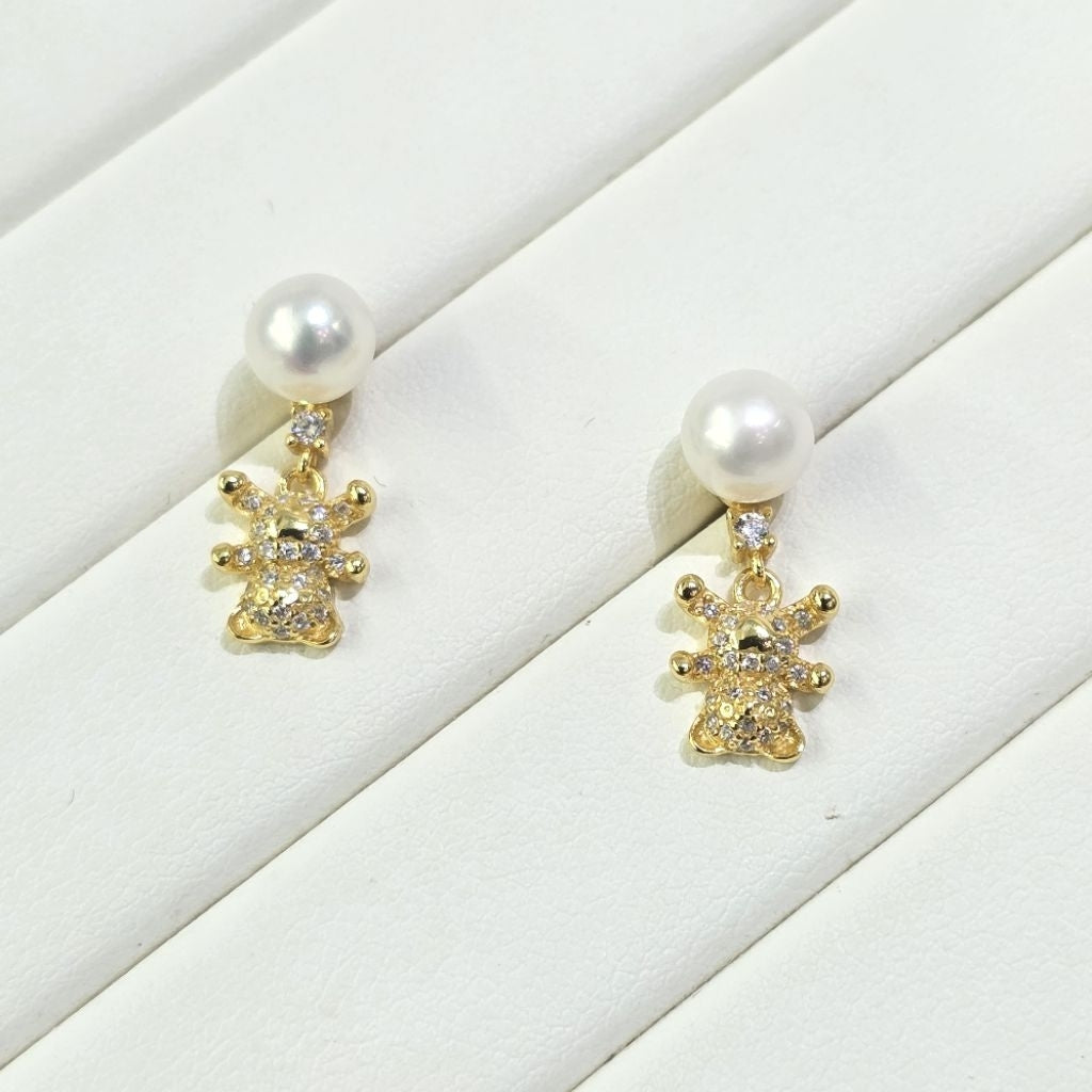 "Head Over Toe Bear" 6-6.5mm Freshwater Pearl Earring