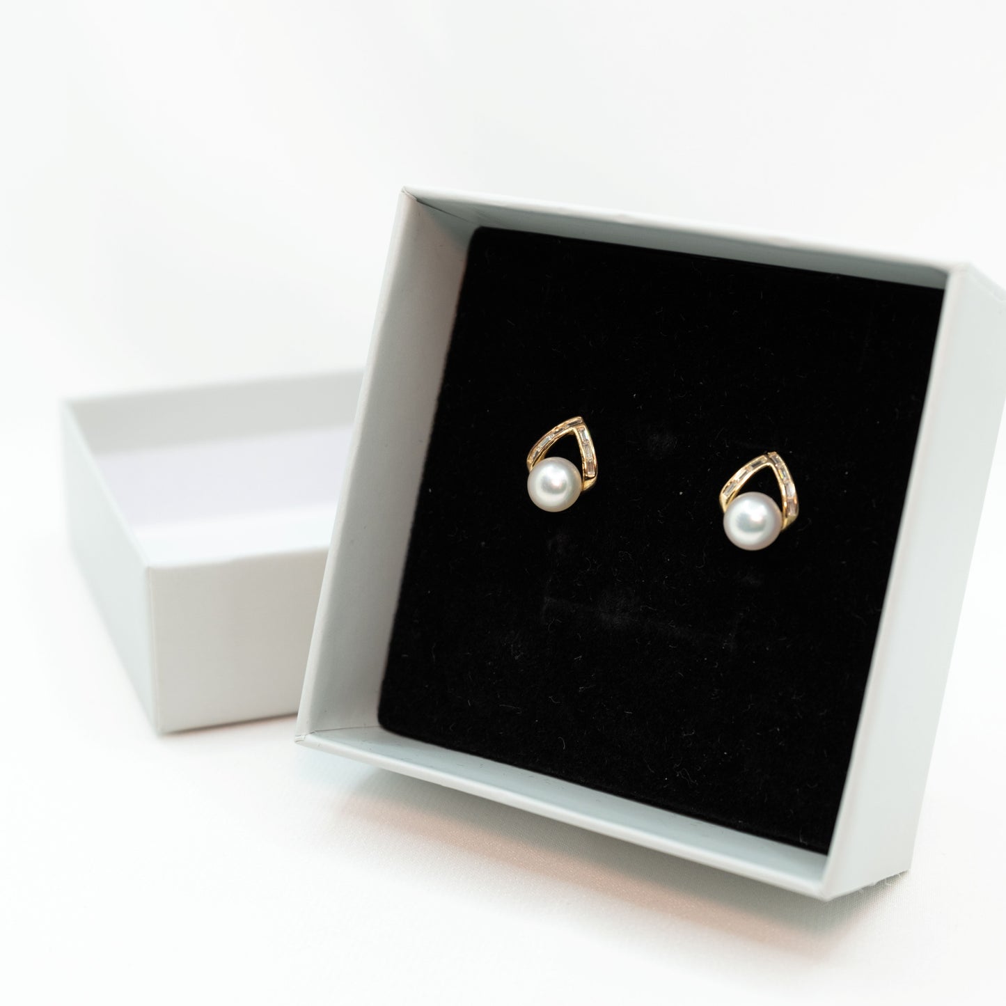 "Clam" 6.5mm - 7mm Freshwater Pearl Earring