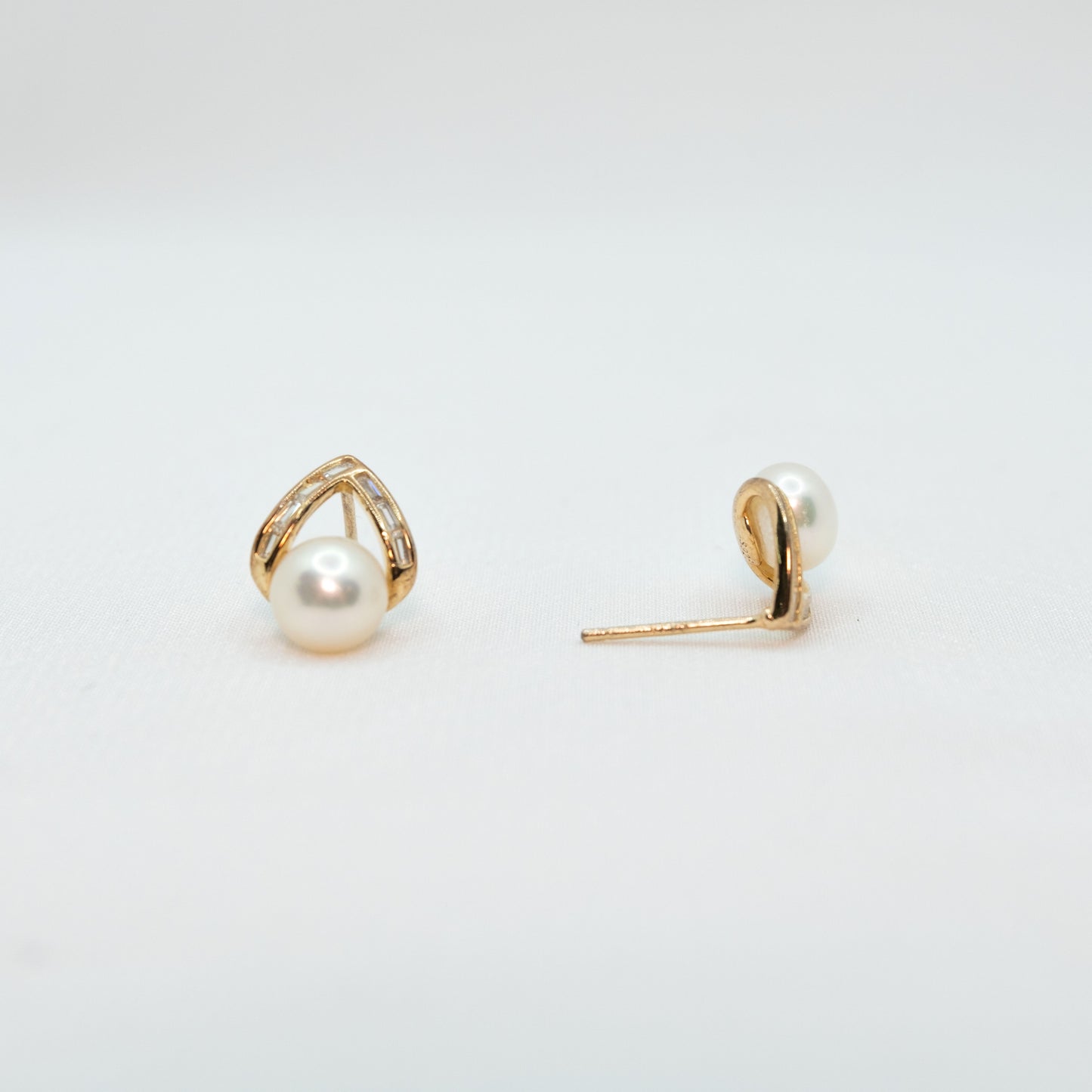 "Clam" 6.5mm - 7mm Freshwater Pearl Earring