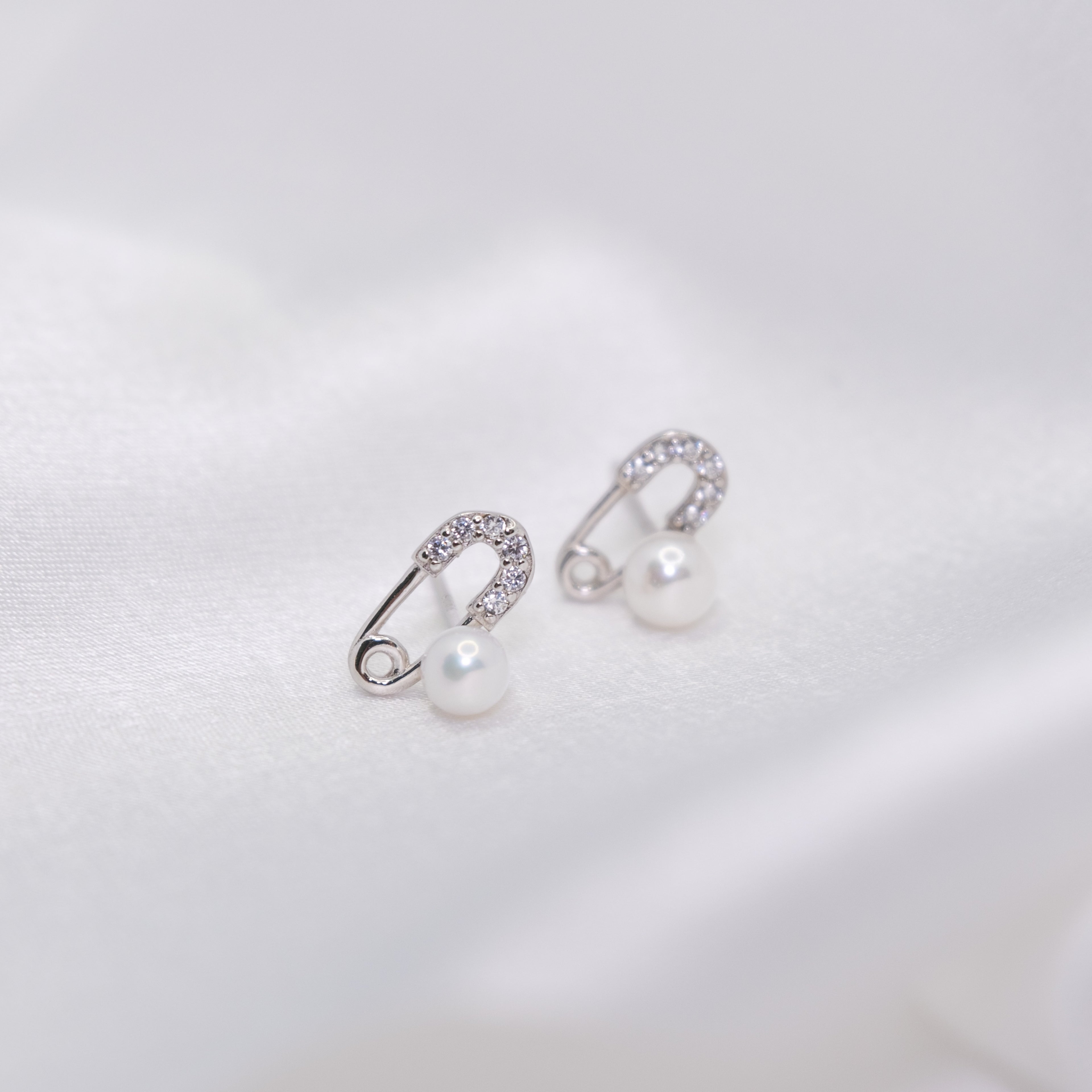 "Pin Me" Sea Pearl 4.5mm - 5mm Earring