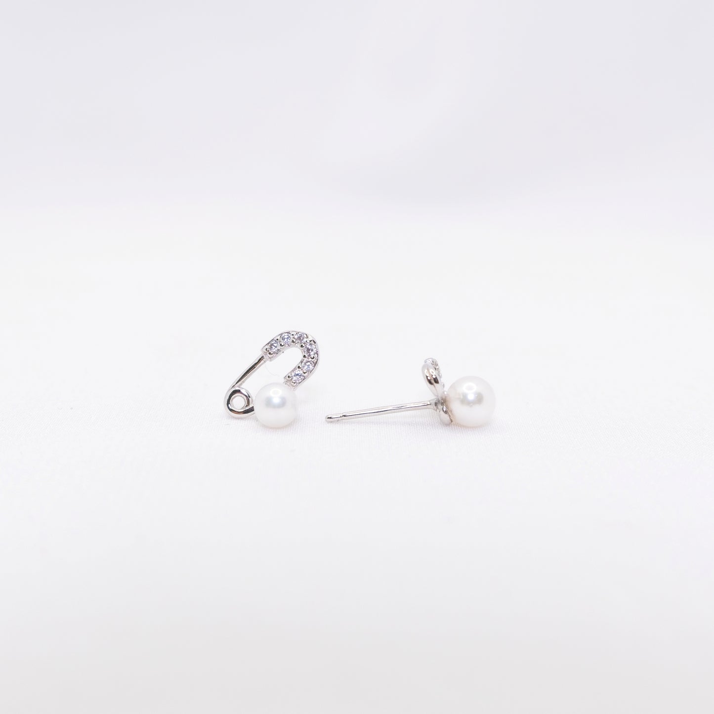 "Pin Me" Sea Pearl 4.5mm - 5mm Earring