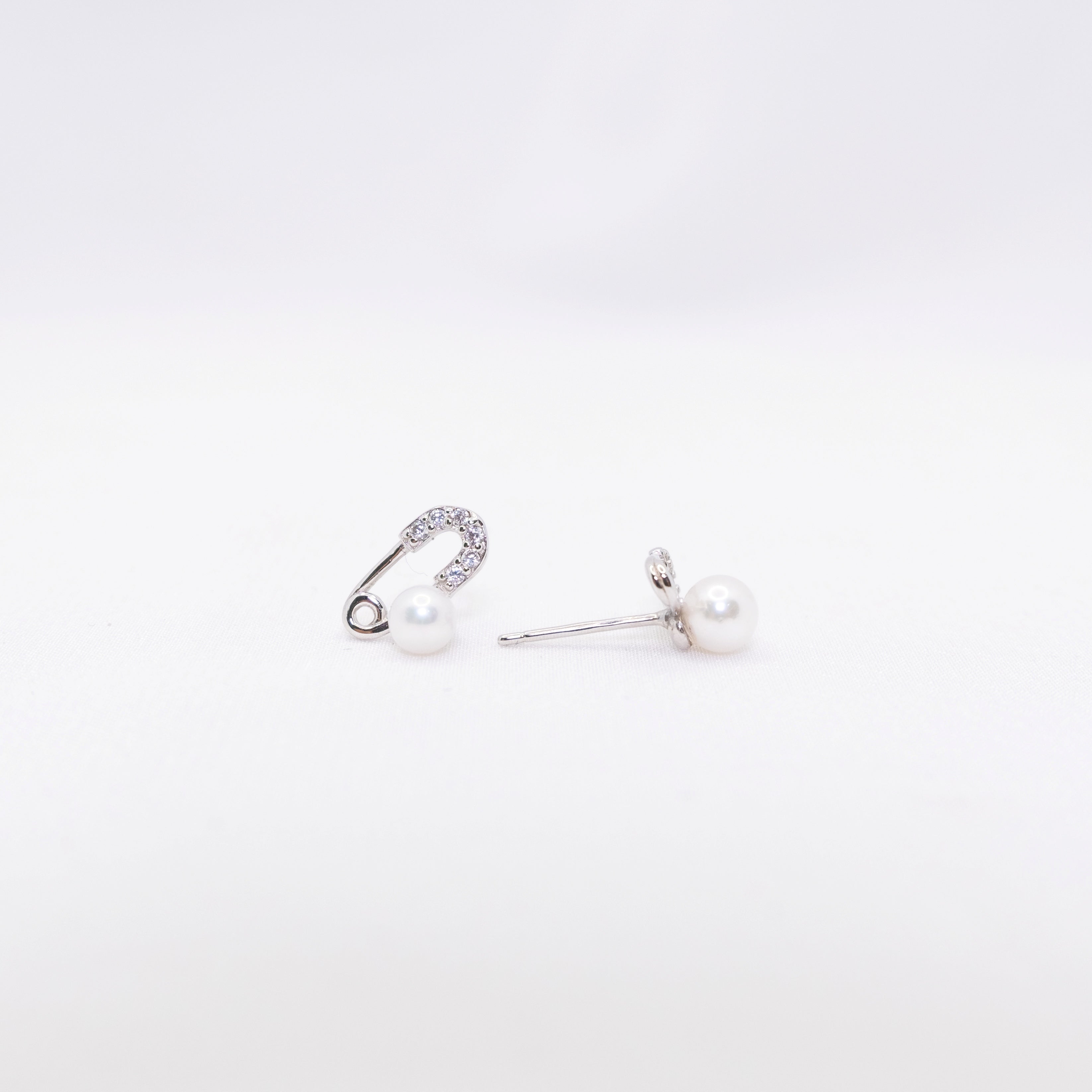 "Pin Me" Sea Pearl 4.5mm - 5mm Earring