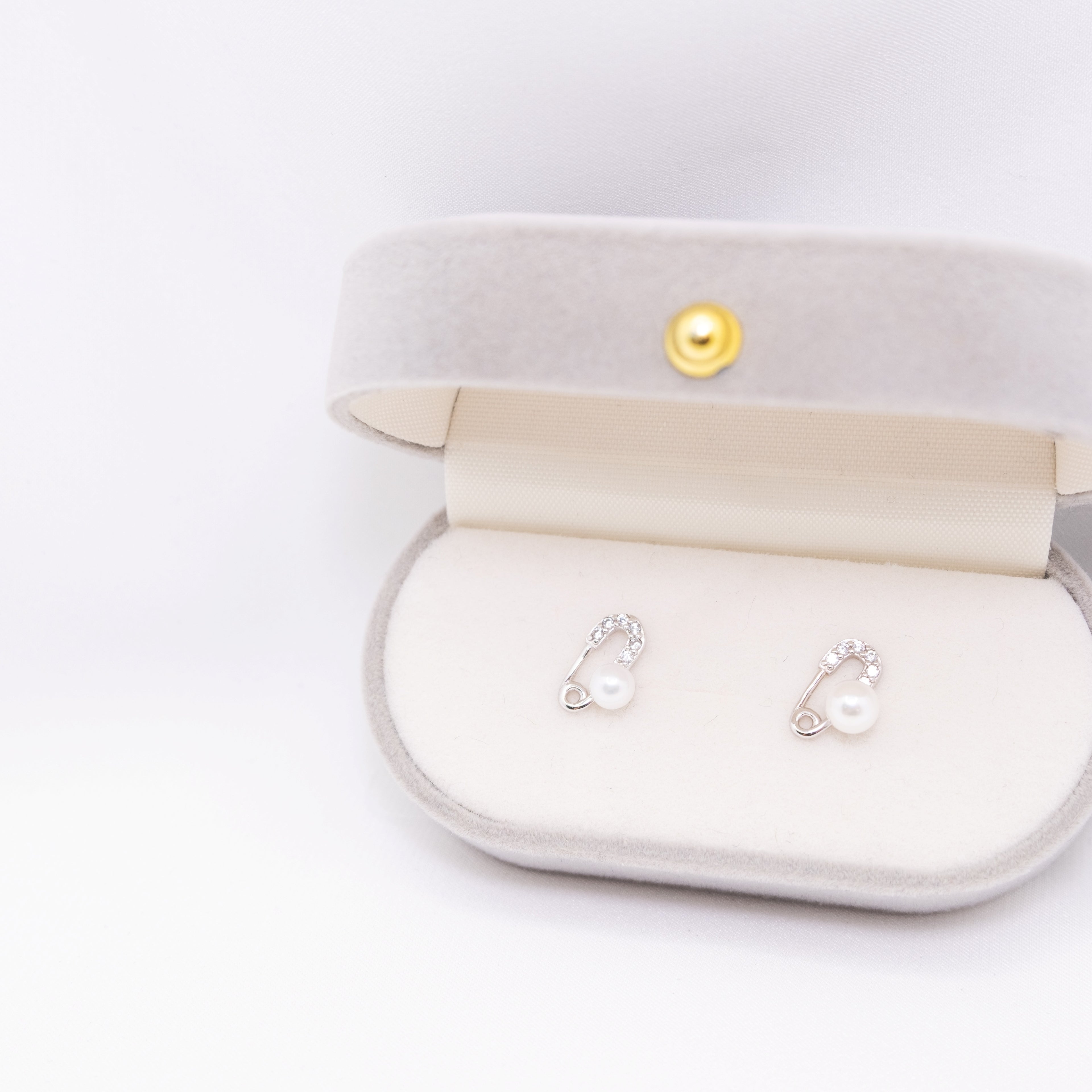 "Pin Me" Sea Pearl 4.5mm - 5mm Earring