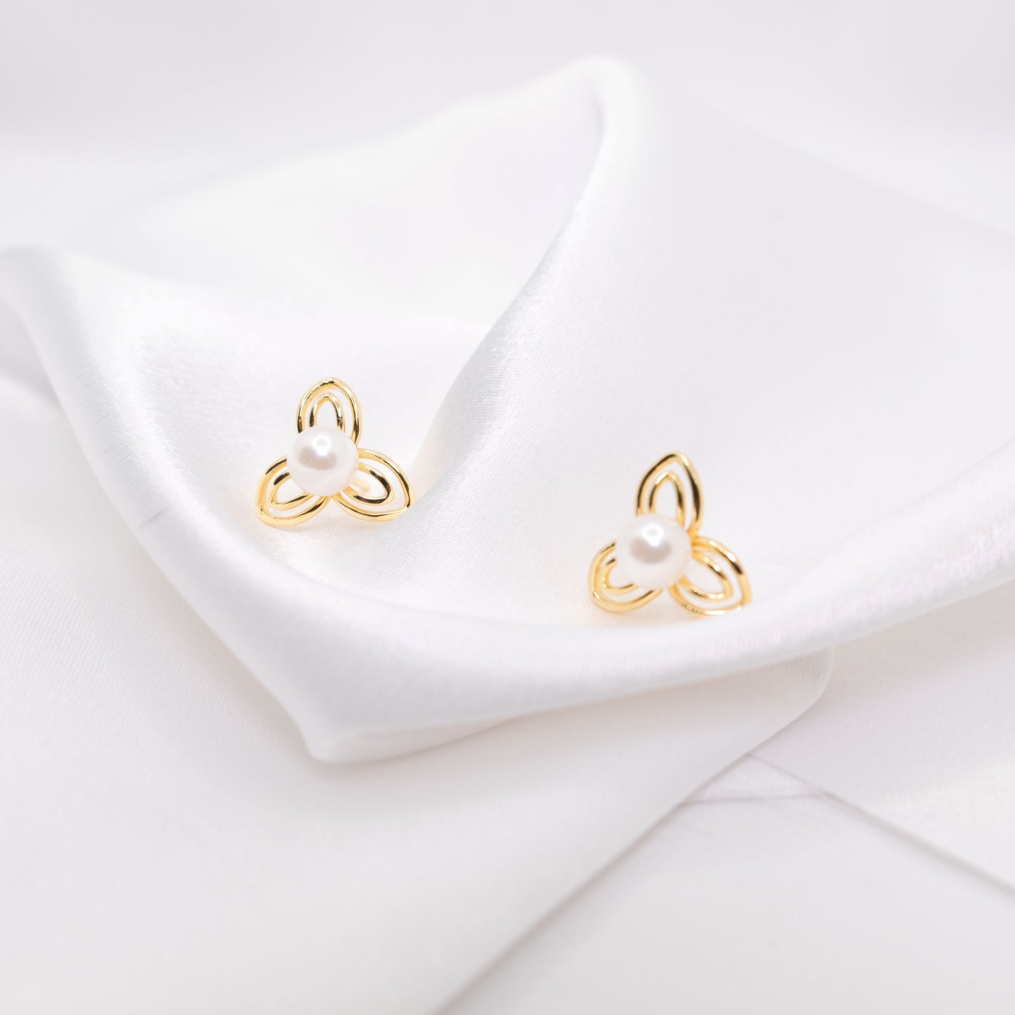 "District 12" Sea Pearl 5.5mm-6mm Earring