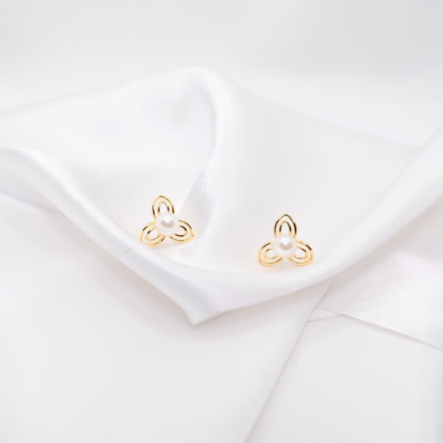"District 12" Sea Pearl 5.5mm-6mm Earring