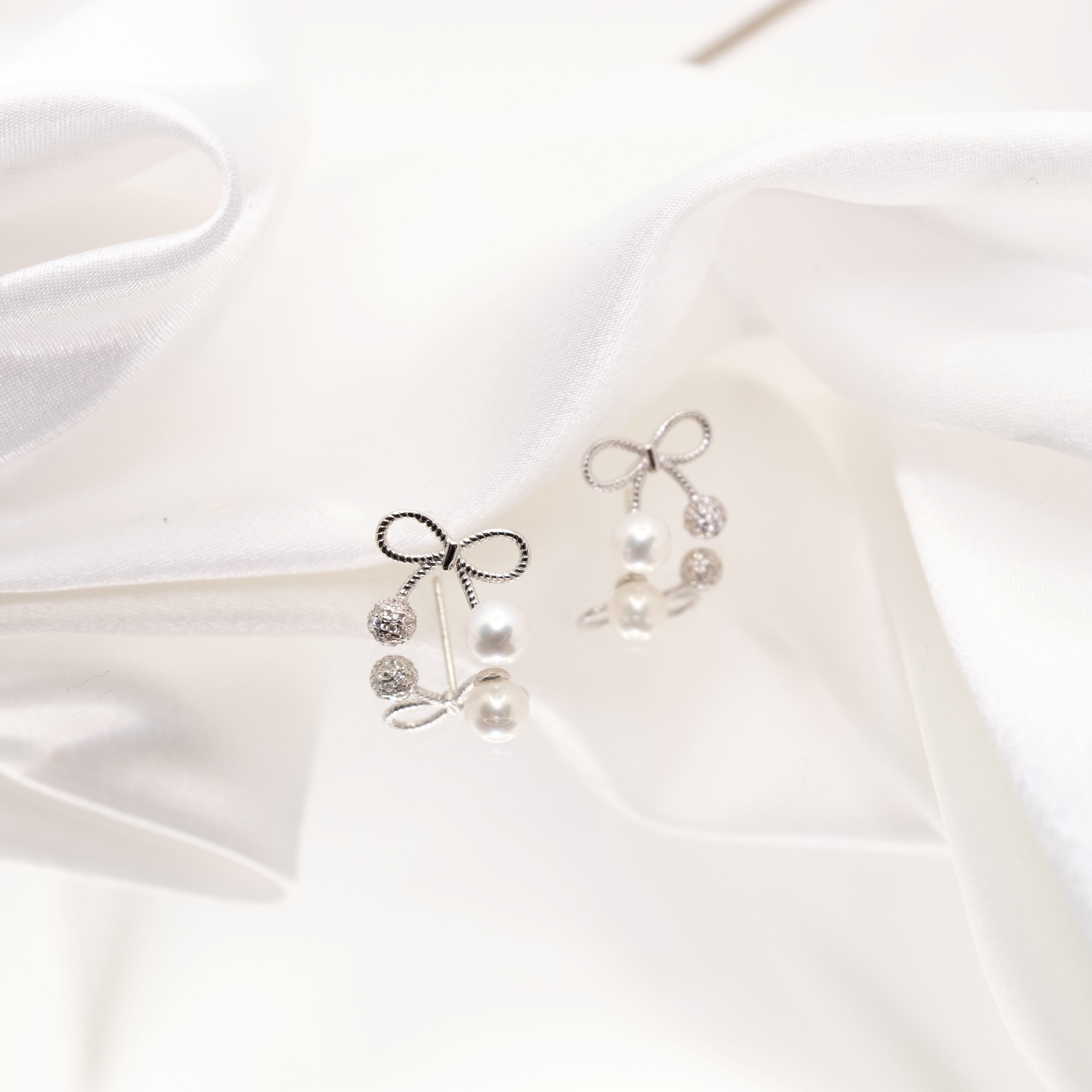 "Cherry-shed" Freshwater Pearl 5mm - 5.5mm Earring