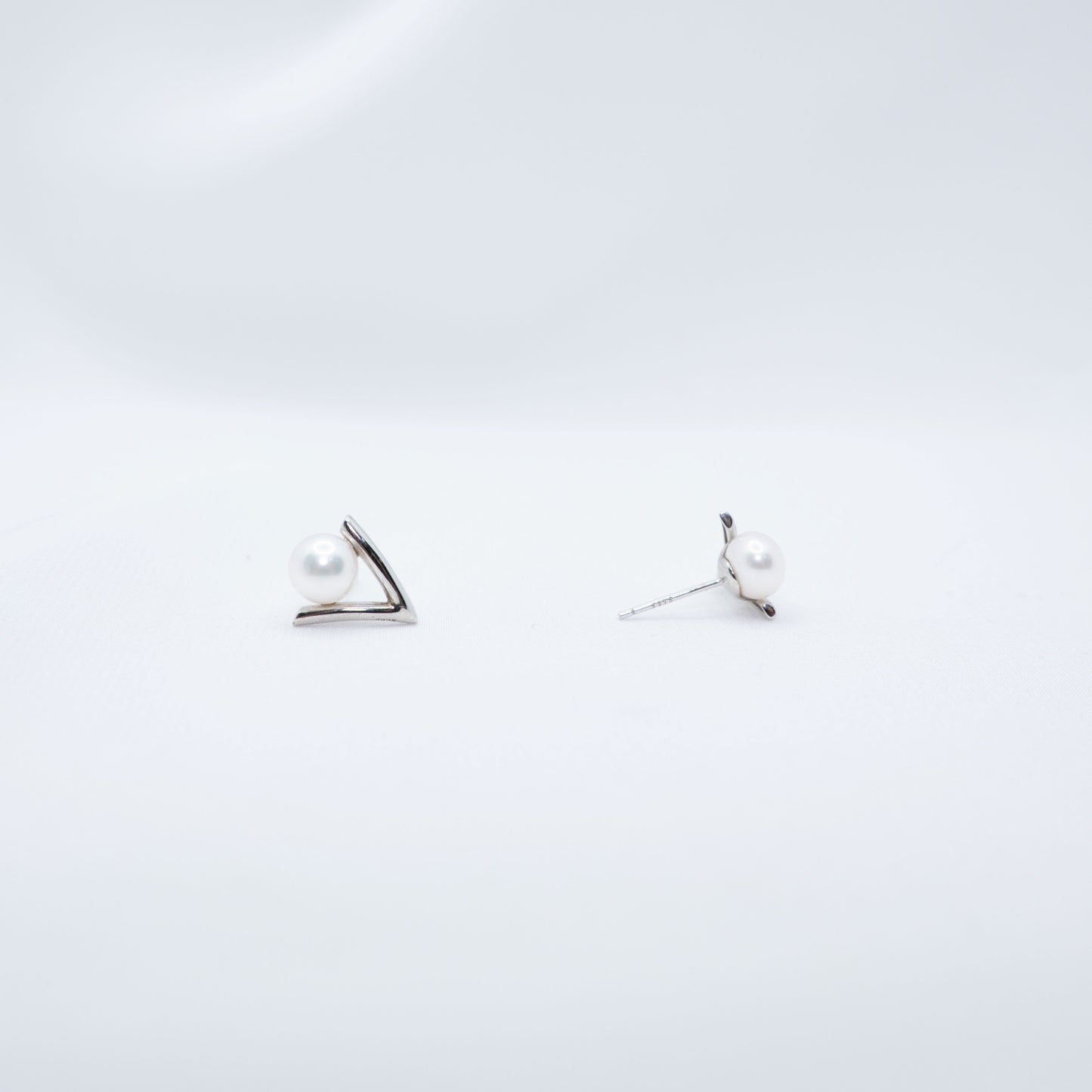 "V for Vedis" Freshwater Pearl Earring 6.5mm - 7mm